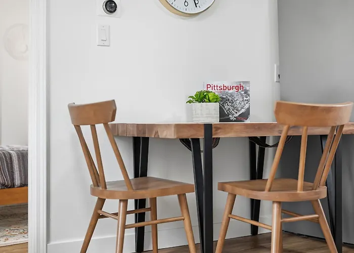 Dormont 2 Modern And Bright 1 Bedroom Apartment, Free Street Parking *
