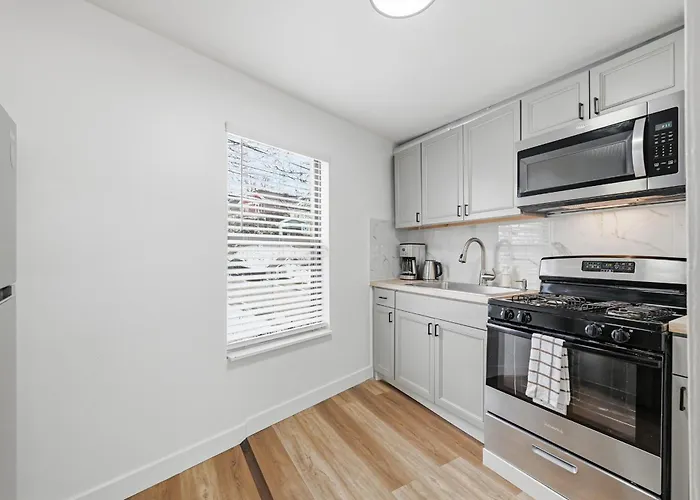 Dormont 2 Modern And Bright 1 Bedroom Apartment, Free Street Parking