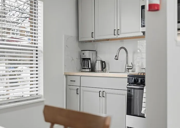 Dormont 2 Modern And Bright 1 Bedroom Apartment, Free Street Parking Apartment