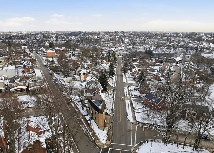 Dormont 2 Modern And Bright 1 Bedroom Apartment, Free Street Parking Apartment *