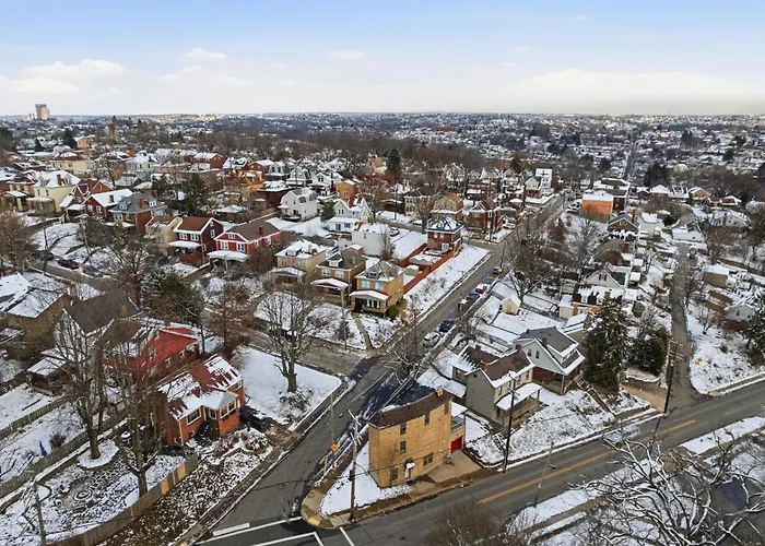 Dormont 2 Modern And Bright 1 Bedroom Apartment, Free Street Parking Apartment *